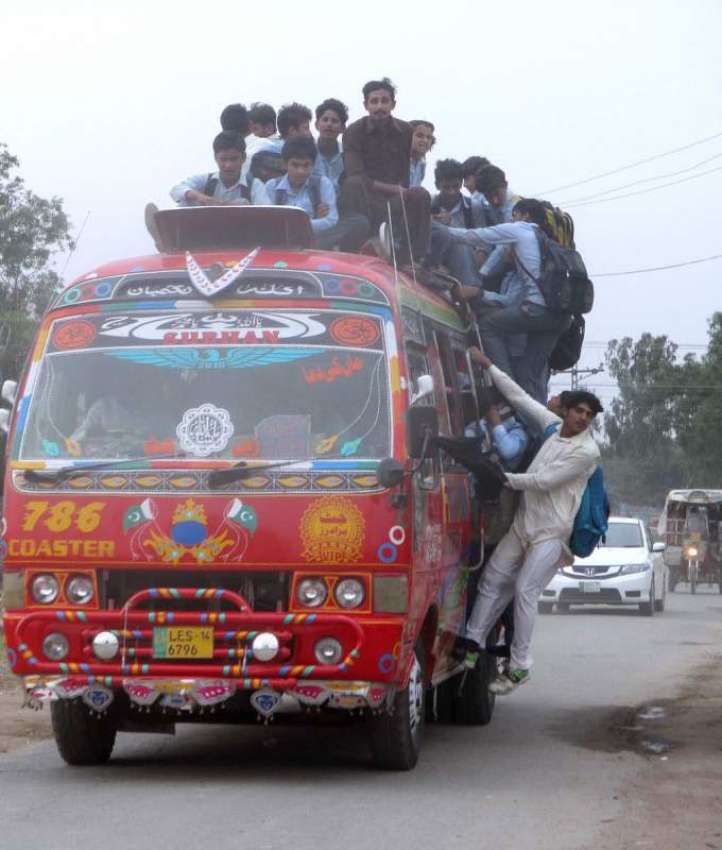 فیصل آباد: اسکول کے بچے خطرناک راستے میں مسافر بس کی چھت ..