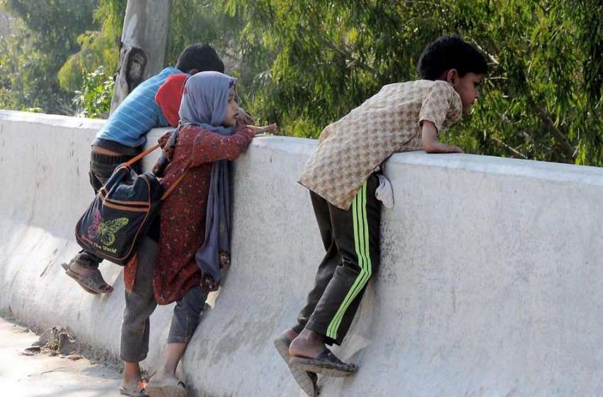 راولپنڈی: مری روڈ پر بچے خطرناک انداز سے دیوار پر لٹک کر ..