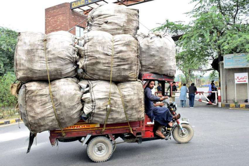 لاہور: ایک ڈرائیور رکشے پر سامان اوور لوڈ کر کے لیجا رہا ..
