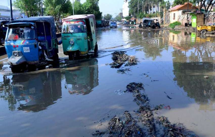 حیدر آباد: ریلوے سٹیشن کے باہر سیوریج کے پانی کے باعث شہریوں ..