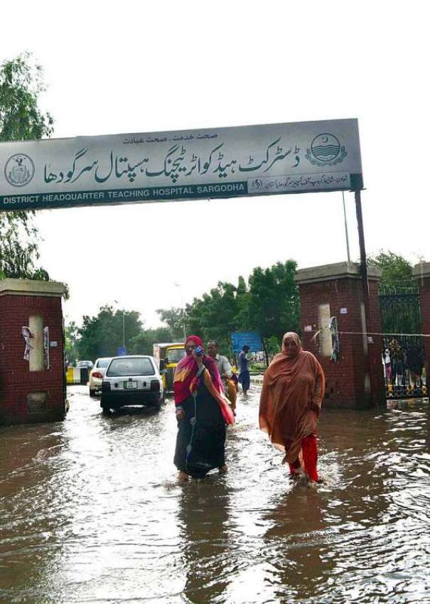 سرگودھا: شہر میں موسلا دھار بارش کے بعد خواتین پانی سے گزر ..