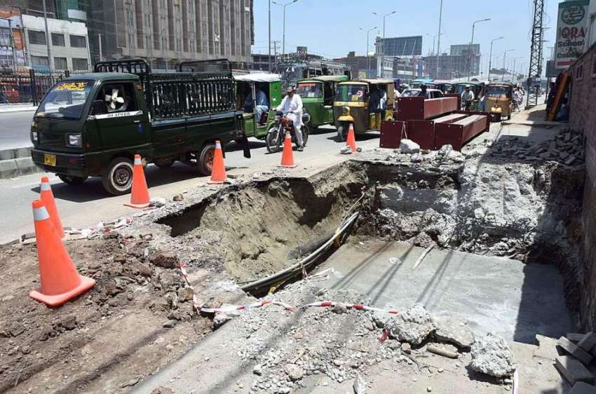 پشاور: مین جی ٹی روڈ پر جاری تعمیراتی کام کا منظر۔