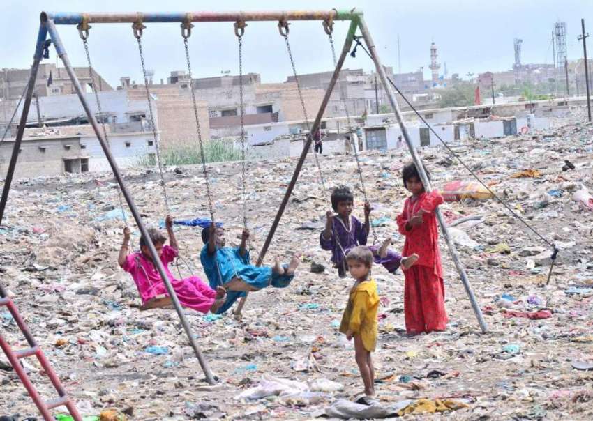 حیدر آباد: خانہ بدوش بچے جھلوں سے لطف اندوز ہو رہے ہیں۔