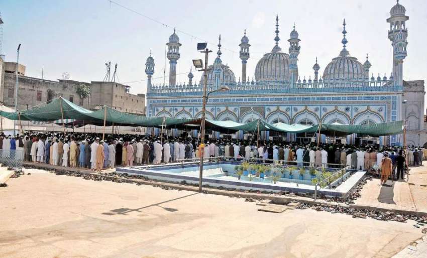 راولپنڈی: شہری قدیمی جامع مسجد میں جمعةالوداع کی نماز ادا ..