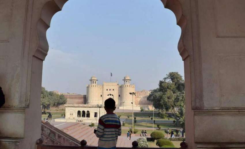 لاہور: بادشاہی مسجد سے لی گئی تصویر میں شاہی قلعے کا خوبصورت ..