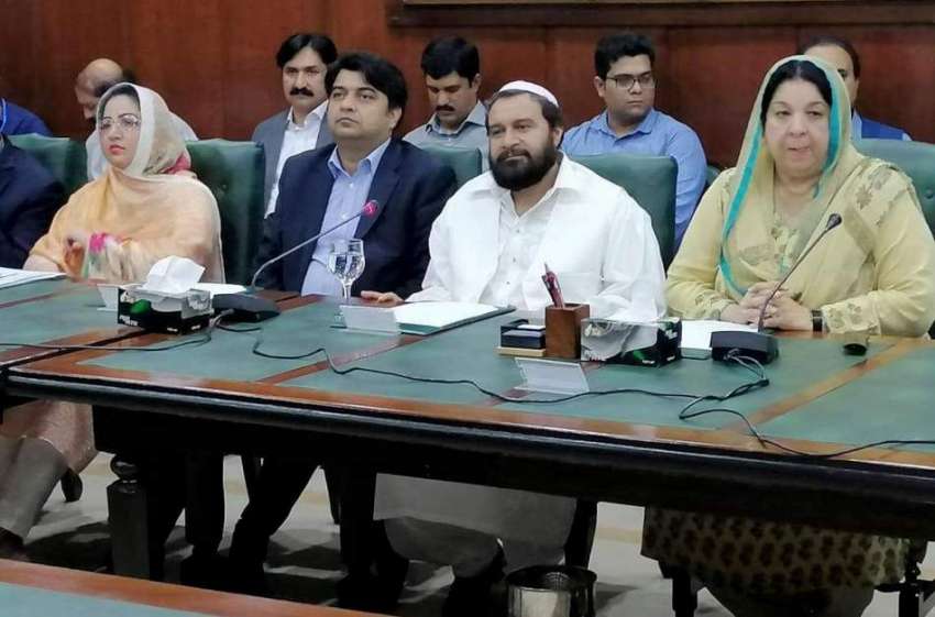 لاہور: وزیرصحت ڈاکٹریاسمین راشد ڈینگی کی روک تھام کے حوالہ ..