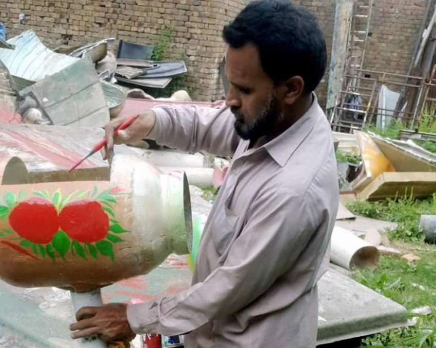 راولپنڈی: پی ایچ اے ملازمین روڈ پر لگانے کے لیے ماڈل تیار ..