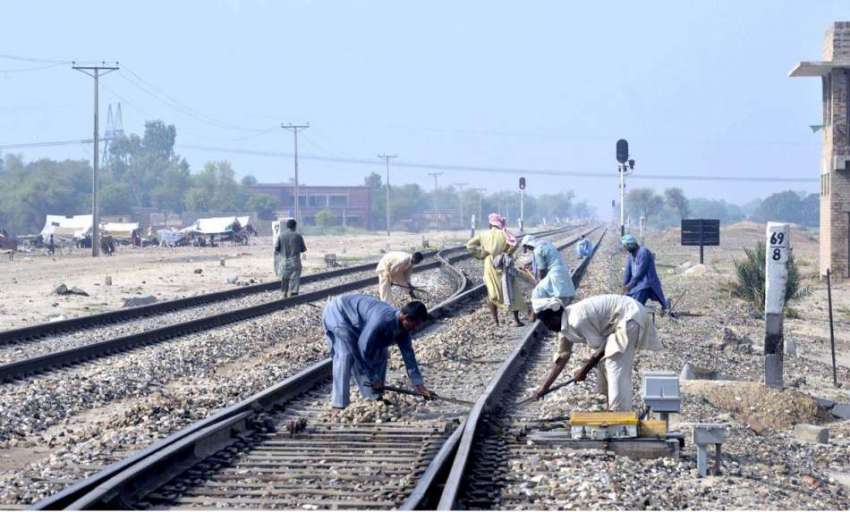 ملتان: ریلوے اہلکار ٹریک کی مرمت کے کام میں مصروف ہیں۔
