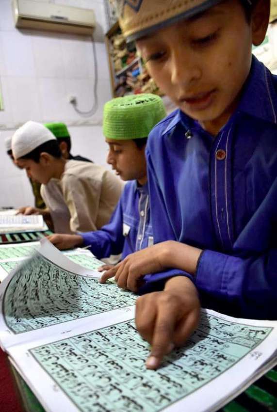 راولپنڈی: ماہ صیام کے موقع پر بچے قرآن مجید کی تلاوت کر رہے ..