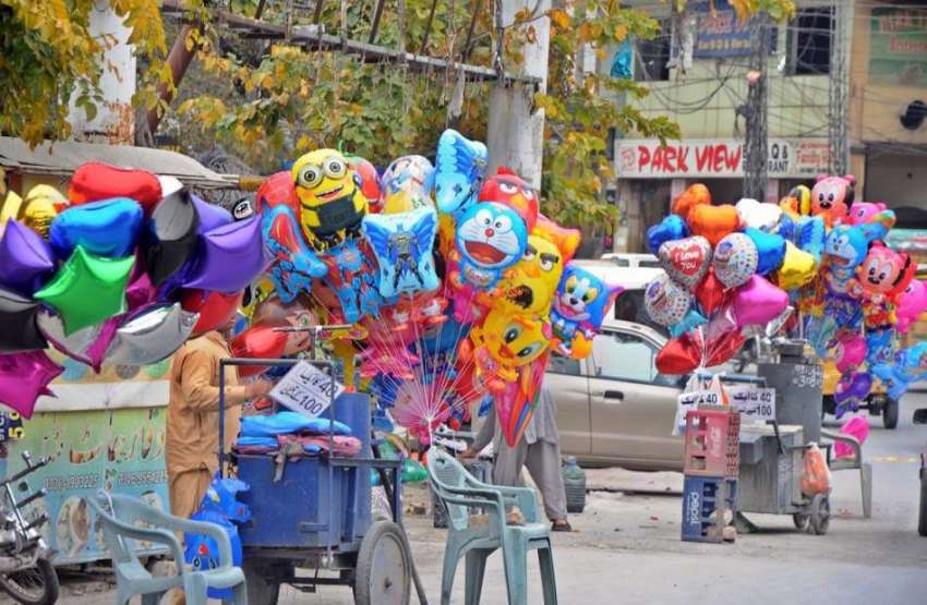 راولپنڈی: سیٹلائٹ ٹاؤن میں محنت کش بچوں کے کھلونے اور غبارے ..