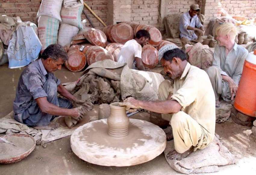 حیدر آباد: کمہار روایتی انداز سے مٹی کے برتن بنانے میں مصروف ..
