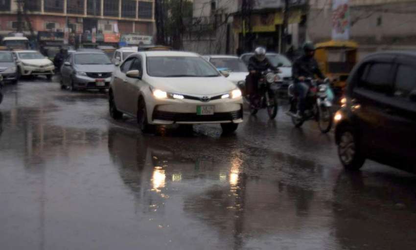 لاہور: صوبائی دارالحکومت میں ہونیوالی بارش کے دوران ٹریفک ..
