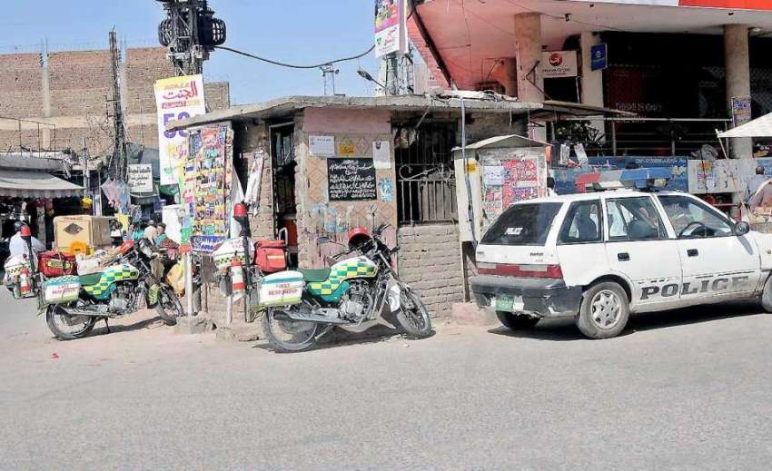 راولپنڈی: صادق آباد ٹریفک چوکی کے باہر ریسکیو اہلکار موٹر ..