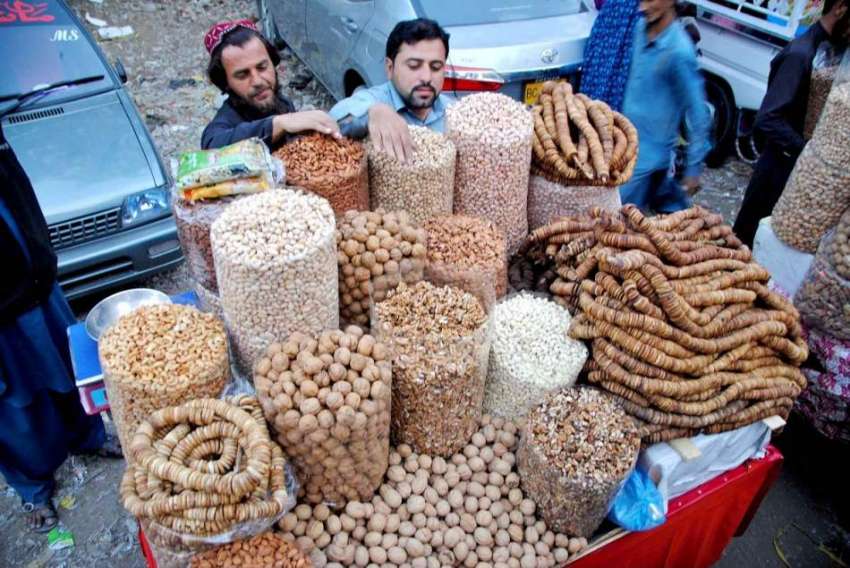 حیدر آباد: دکاندار گاہکوں کومتوجہ کرنے کے لیے خشک میوہ جات ..