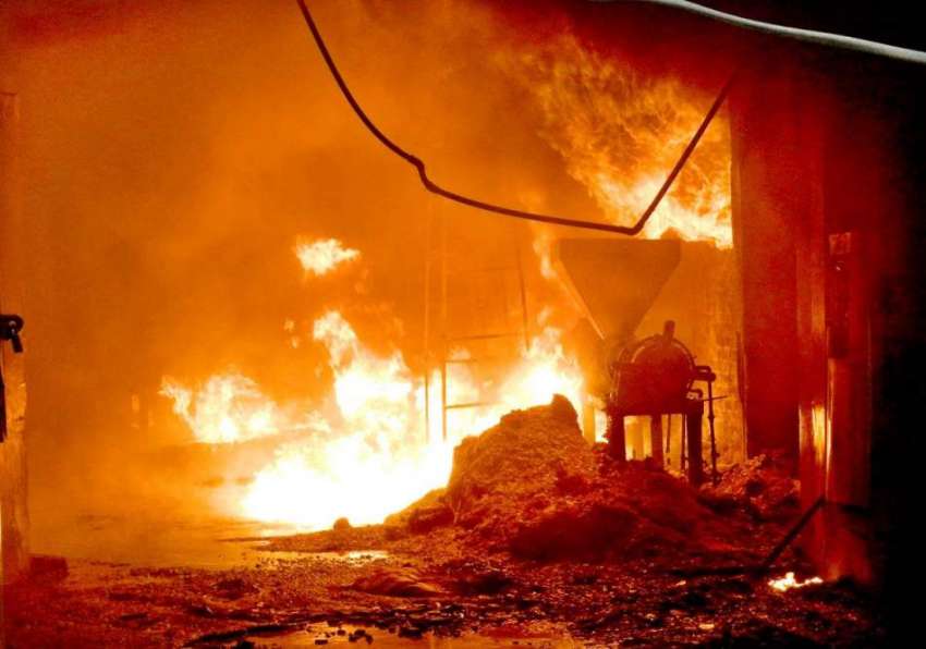 حیدر آباد: ریسکیو اہلکار پلاسٹک فیکٹری میں لگی آگ پر کابو ..