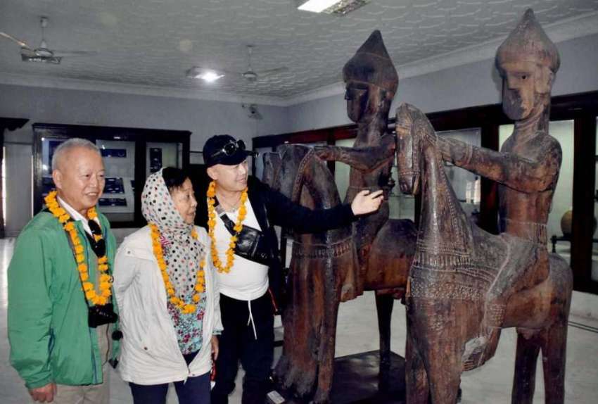 پشاور: چینی سیاح میوزم میں رکھی گئی مختلف اشیاء دیکھ رہے ..