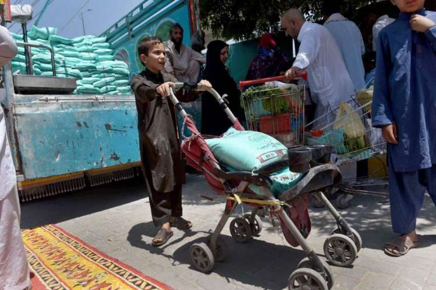 راولپنڈی: شہری رمضان سستا بازار سے آٹا خرید رہے ہیں۔