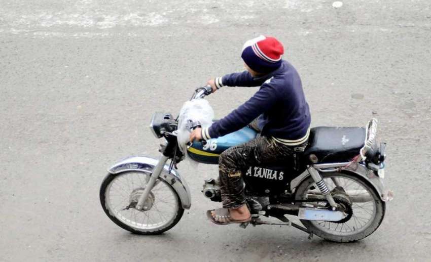 اسلام آباد: کم عمر بچہ کھنہ پل روڈ سے موٹر سائیکل چلاتے جارہا ..