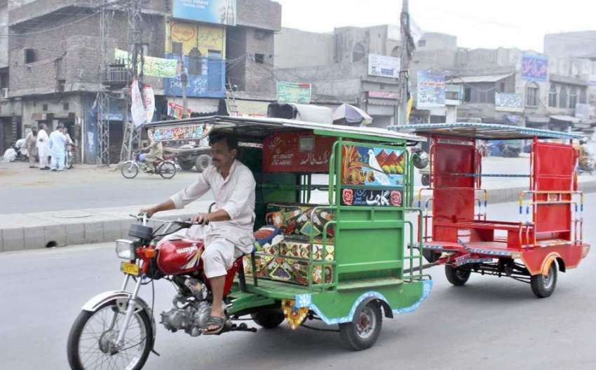 لاہور: چگنچی سوار ایک دوسری چنگچی کو کھینچے لیجا رہا ہے۔