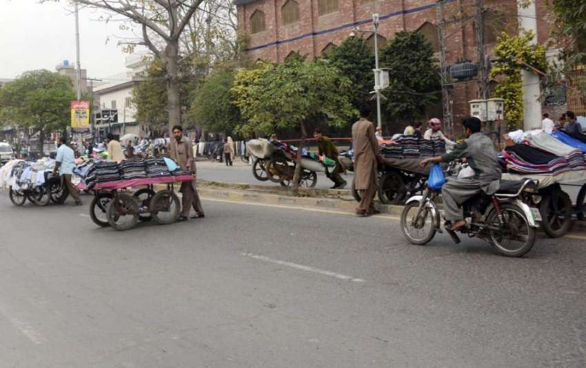 لاہور: ریڑھی بان خطرناک انداز سے سڑک کراس کر رہے ہیں، جو ..