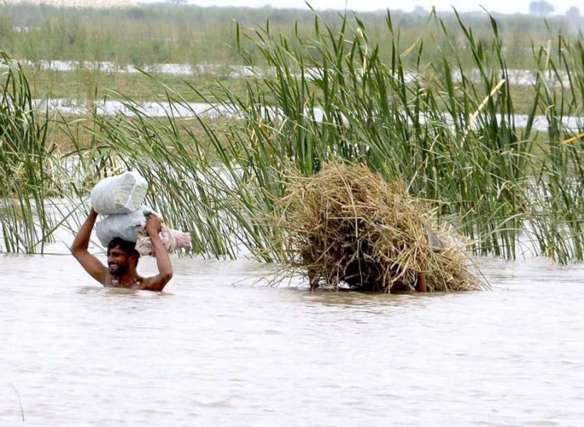 لاڑکانہ: نواحی دیہات کے رہائشی دریائے انڈس کراس کر رہے ہیں۔