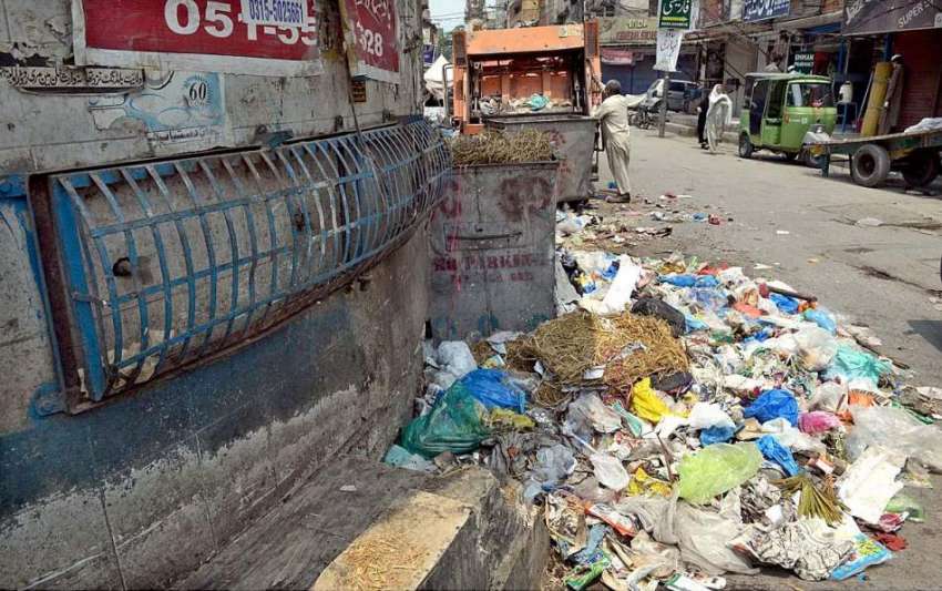 راولپنڈی: پانی کے خراب واٹر فلٹرشن پلانٹ کے سامنے کچرے کا ..