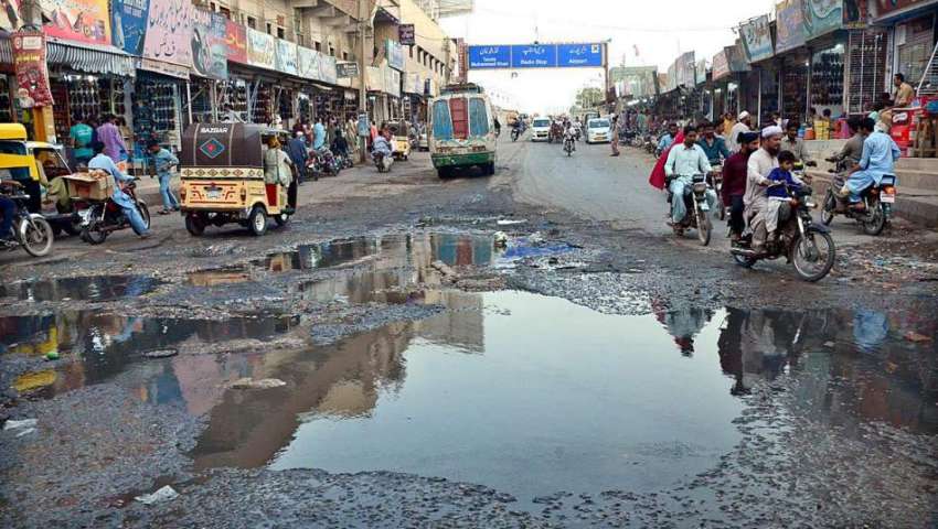 حیدر آباد: مارکیٹ روڈ پر سیوریج کا پانی جمع ہے جس کے باعث ..