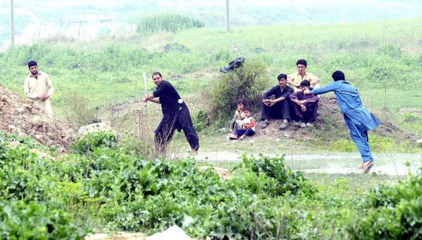 راولپنڈی: پیر ودھائے کے علاقہ میں نوجوان کرکٹ کھیلنے میں ..