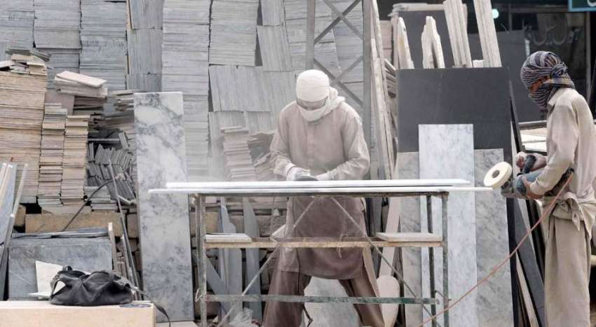 راولپنڈی: مزدور پتھر کاٹنے میں مصروف ہیں۔