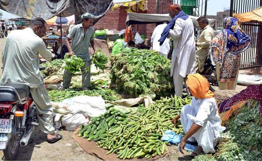 لاہور: شہری سبزی منڈی سے خریداری کر رہے ہیں۔