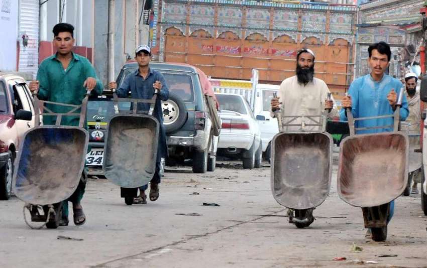 راولپنڈی: فروٹ منڈی میں محنت کش مزدوری کے لیے آ رہے ہیں۔