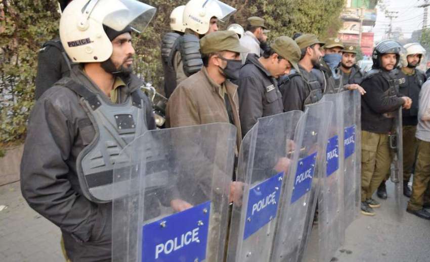 لاہور: پریس کلب کے باہر احتجاج کے موقع پر پولیس اہلکار کسی ..