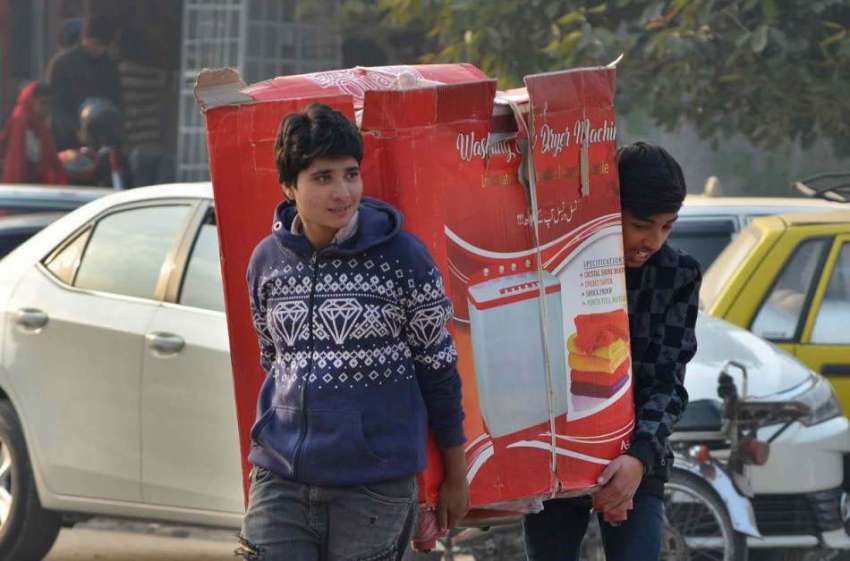 اسلام آباد: مصروف سڑک عبور کرتے ہوئے دو نوجوان واشنگ مشین ..