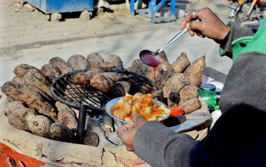 راولپنڈی: ریڑھی بان شکر قندی فروخت کررہا ہے۔