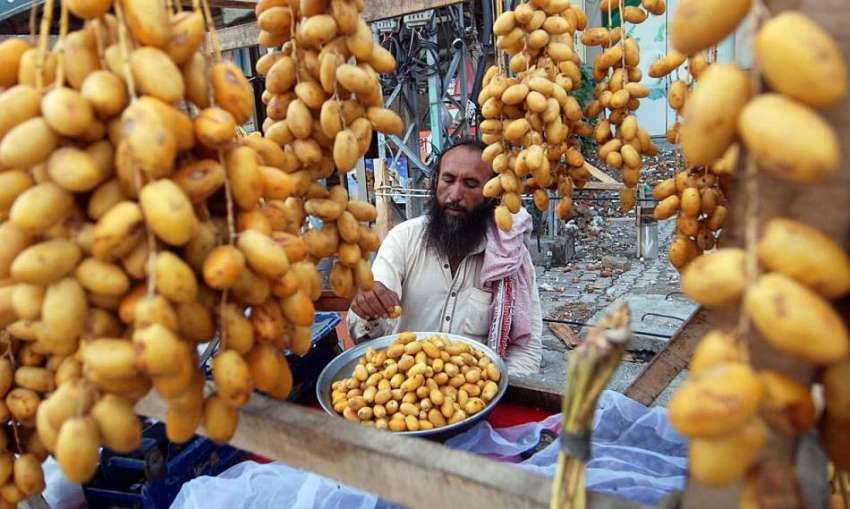 اسلام آباد: دکاندار گاہکوں کو متوجہ کرنے کے لیے کھجوریں ..