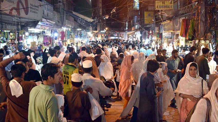 پشاور: عید کی تیاریوں میں مصرو ف شہری کینٹ بازار سے خریداری ..