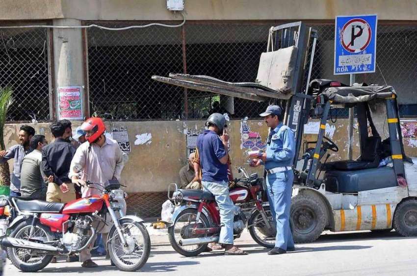 راولپنڈی: راجہ بازار نو پارکنگ بورڈ کے آگے لفٹرلگائے ٹریفک ..