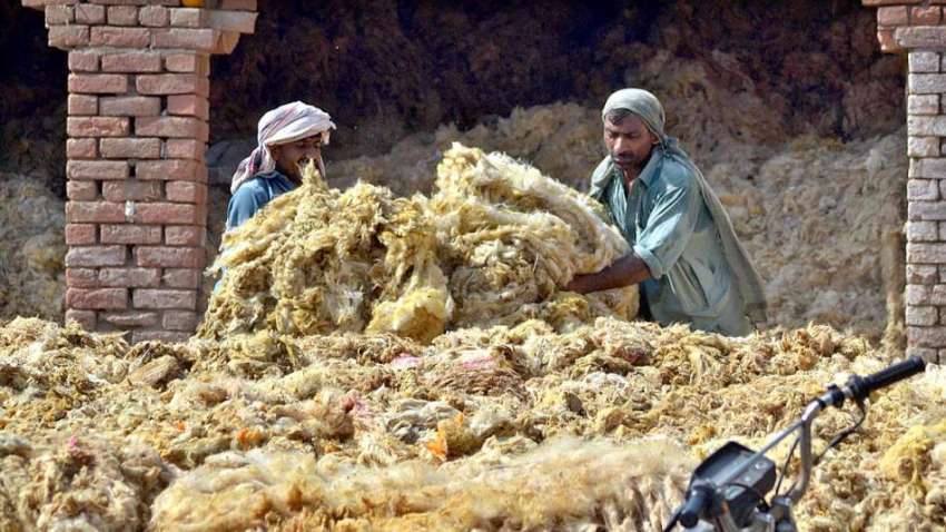 ملتان: مزدور فیکٹری میں خشک ہونے کے لئے اوون پھیلا رہے ہیں