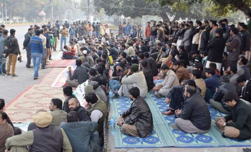 لاہور : پنجاب لینڈ ریکارڈز اتھارٹی کے ملازمین اپنے مطالبات ..