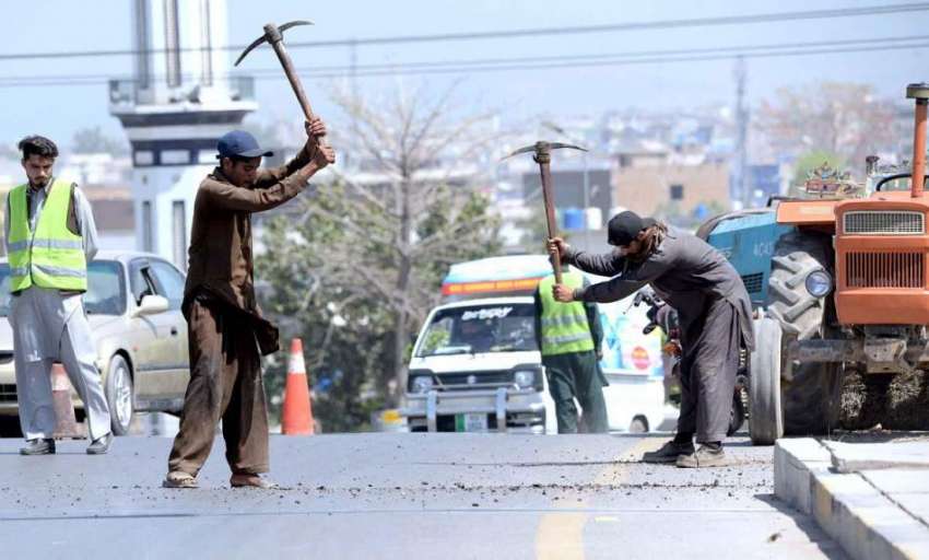 راولپنڈی: مزدور سڑک کے تعمیراتی کام میں مصروف ہیں۔