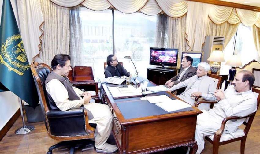 اسلام آباد: وزیر اعظم عمران خان سے اراکین قومی اسمبلی حاجی ..