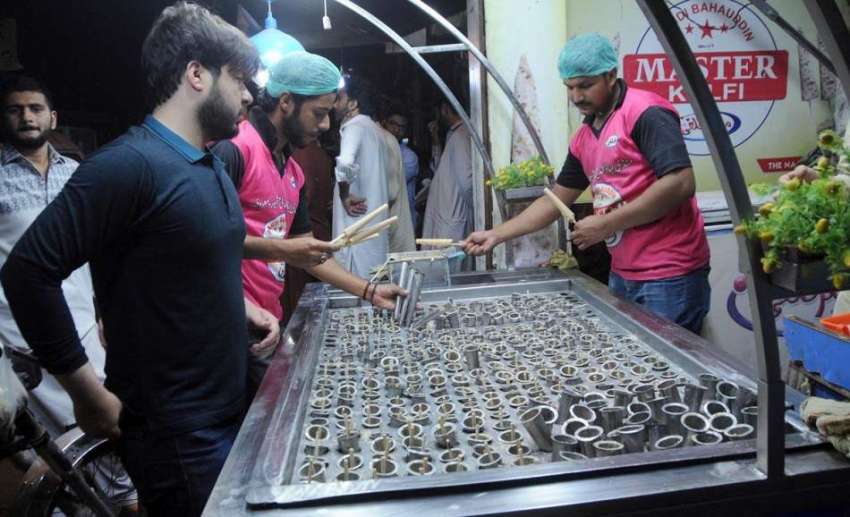 راولپنڈی: بنی چوک میں دکاندار روایتی انداز سے بنائی گئی ..
