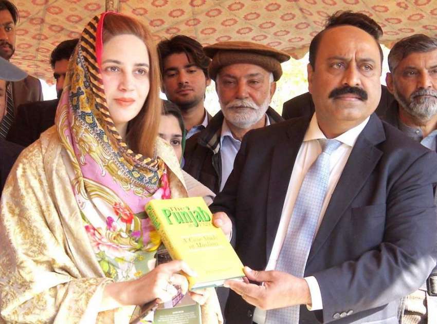 راولپنڈی: وفاقی وزیر موسمیاتی تبدیلی زرتاج گل کو چیف لائبریرین ..