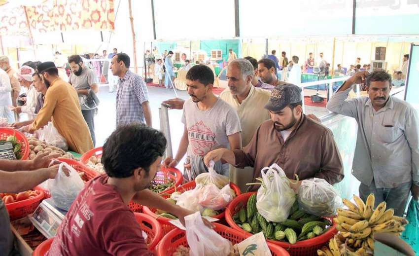 لاہور:شہری شادمان سستے رمضان بازار سے سبزیاں خرید رہے ہیں۔