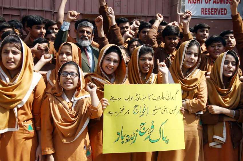 حیدر آباد: مختلف سکولوں کے بچے پاک فوج سے اظہار یکجہتی کے ..