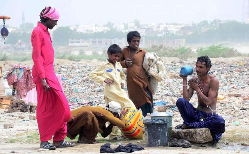 حیدر آباد: خانہ بدوش شخص گرمی کی شدت کم کرنے کے لیے نہا رہا ..