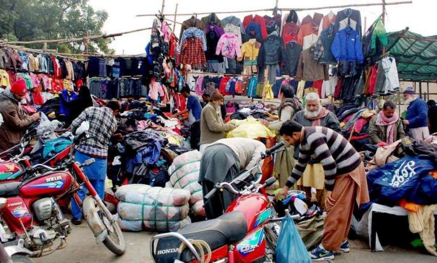 فیصل آباد: شہری گرم کپڑے خریدنے میں مصروف ہیں۔