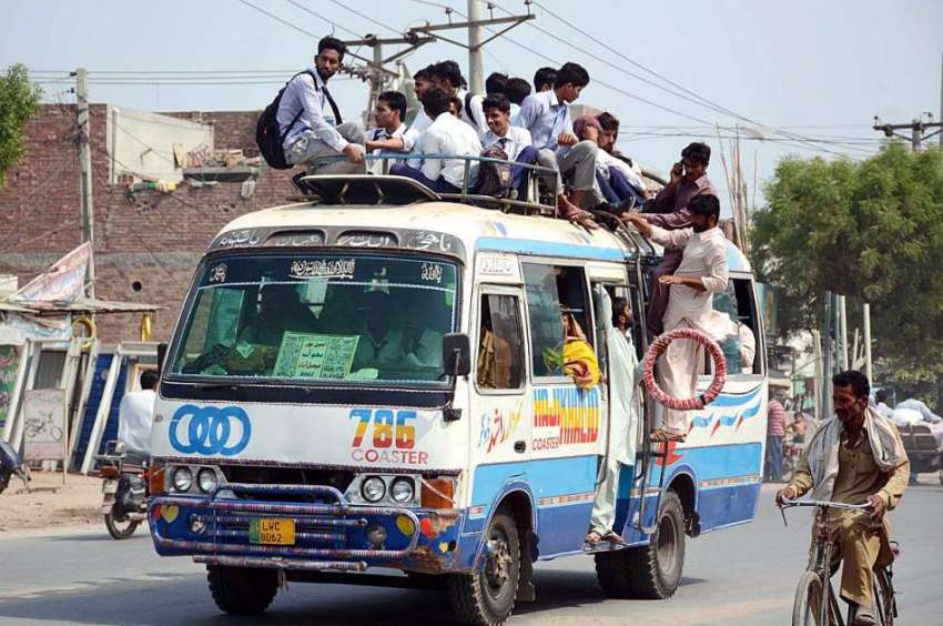 فیصل آباد: ناران والا روڈ پر بس کے چھت پر سفر کرنے والے طلباء ..
