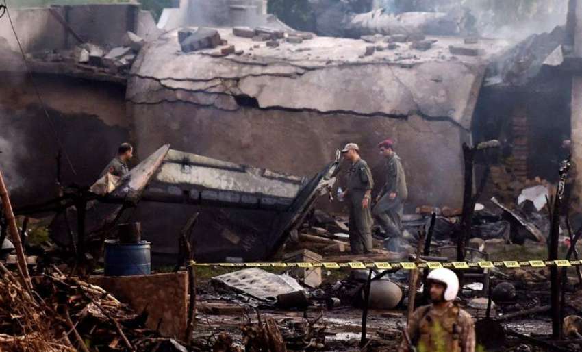 راولپنڈی: موہڑہ کالو میں زیر تربیت طیارہ گرنے کے بعد امدادی ..