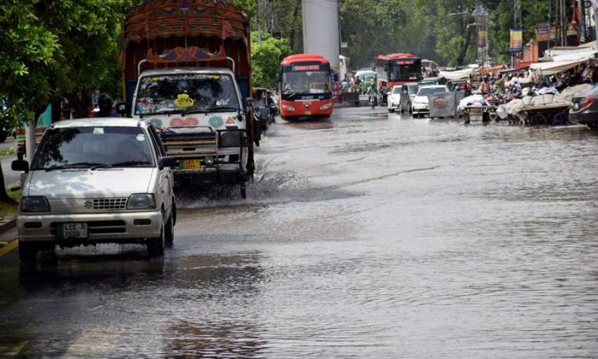 لاہور: شہر میں ہونے والی موسلا دھار بارش کے بعد بوہڑ والا ..